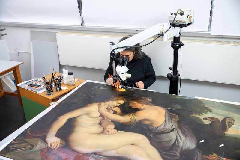 Christiane Ehrenforth restauriert Rubens "Jupiter und Kallisto"